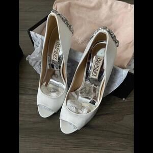 Badgley Mischka Kiara Platform Pump, 6 M US White Satin